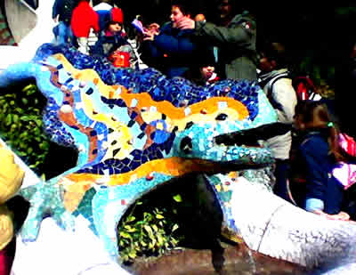 As cores e formas vistas no Parque Guell: uma das significativas expressões do Art Nouveau.